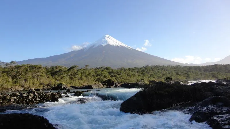 Vista_de_los_Saltos_de_Petrohue_y_Volcan_Osorno,_al_interior_del_parque_nacional_Vicente_Perez_Rosales